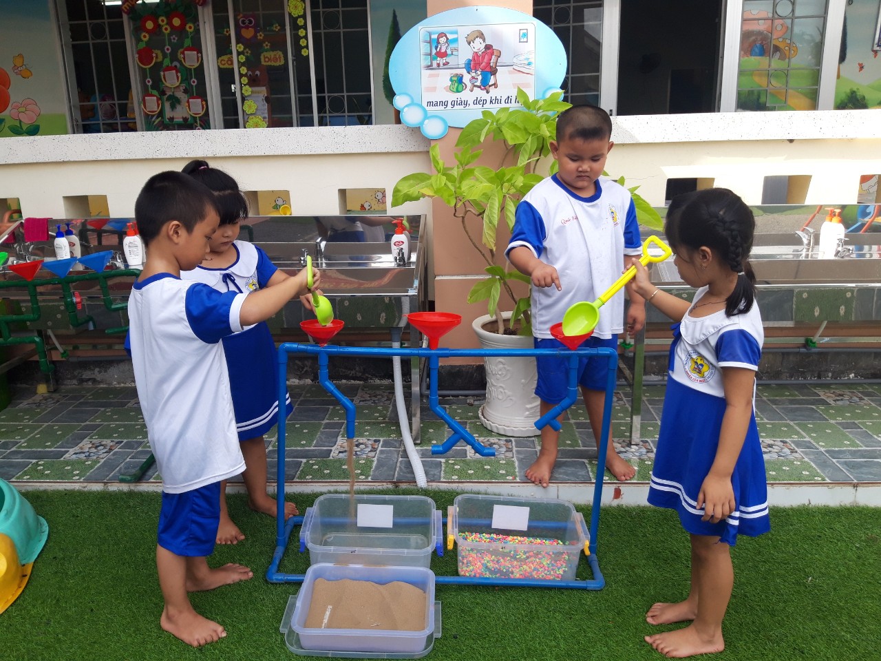 Bé chơi trải nghiệm, khám phá