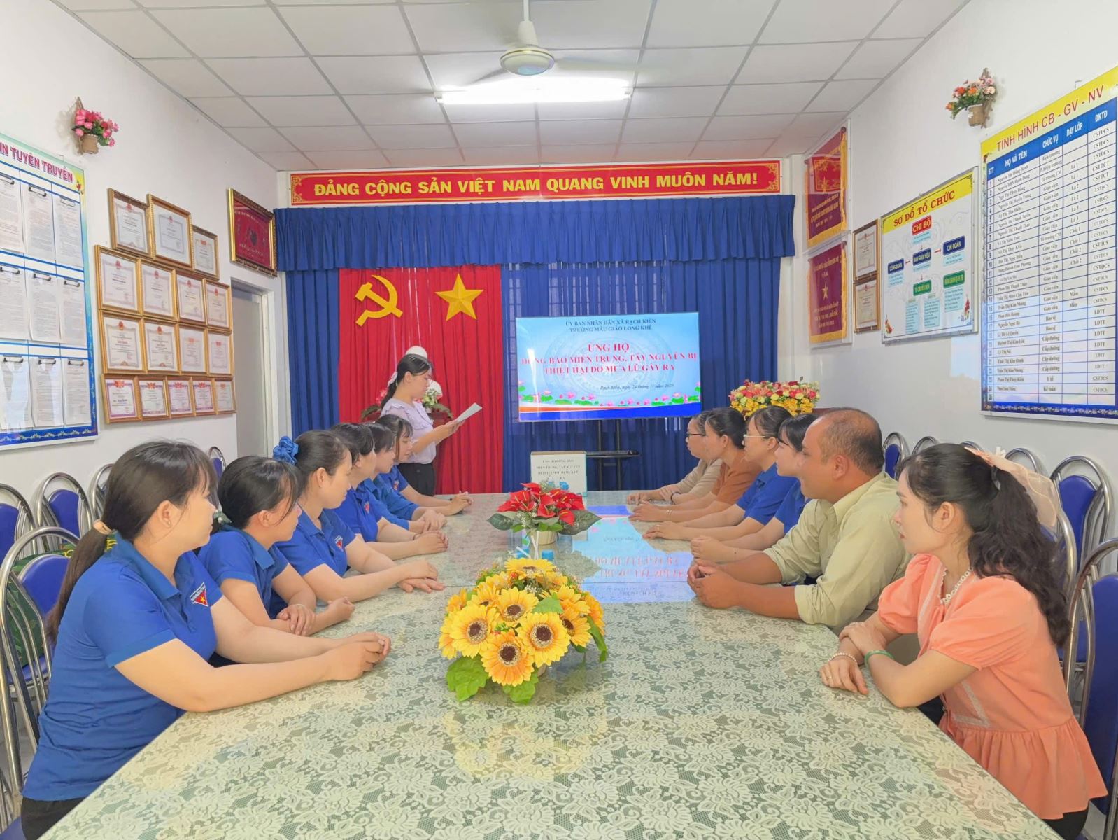 TRƯỜNG MẪU GIÁO PHÁT ĐỘNG ỦNG HỘ ĐỒNG BÀO MIỀN TRUNG – TÂY NGUYÊN BỊ THIỆT HẠI DO MƯA LŨ