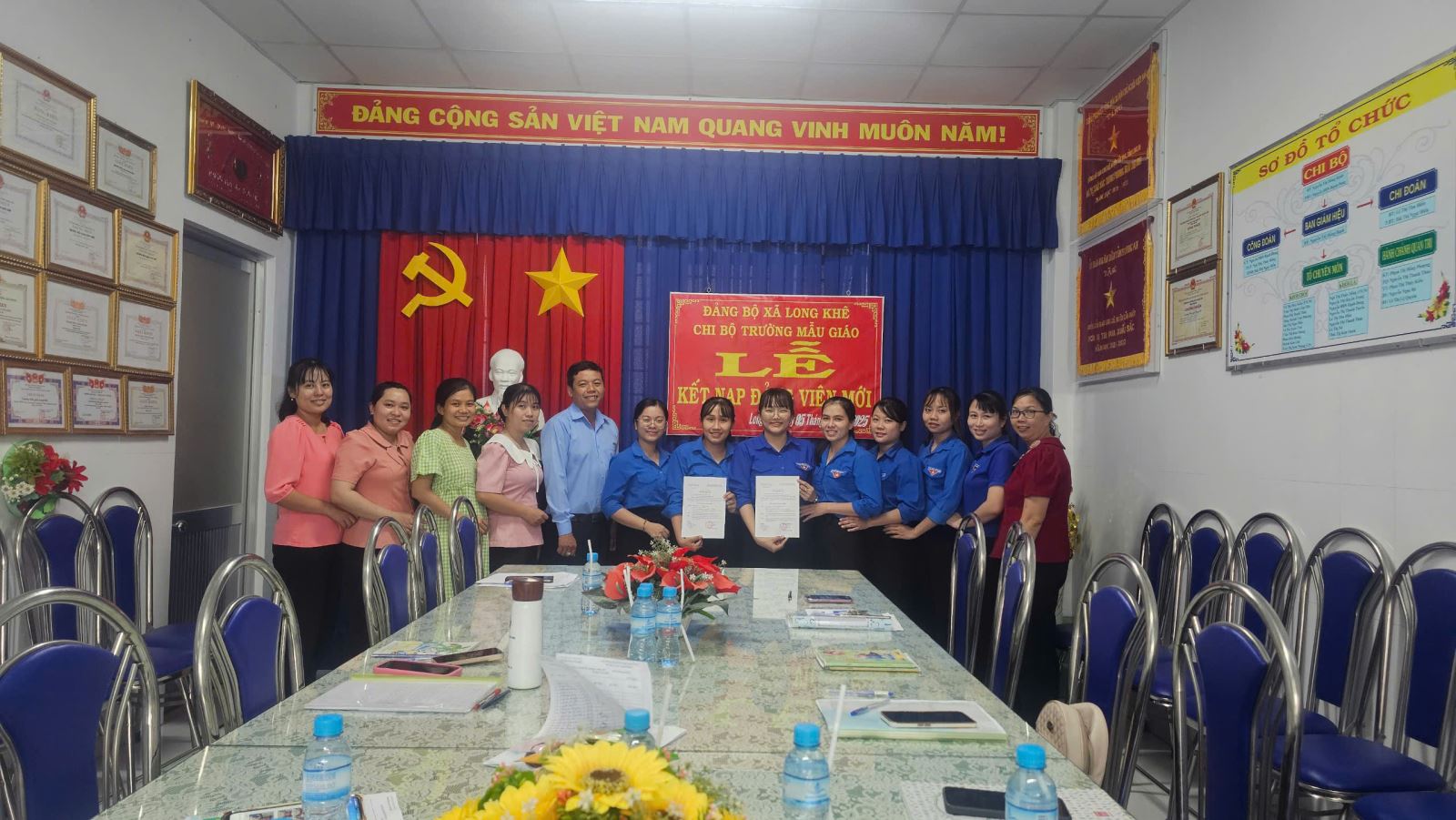 LỄ KẾT NẠP ĐẢNG VIÊN MỚI CỦA CHI BỘ TRƯỜNG MẪU GIÁO LONG KHÊ